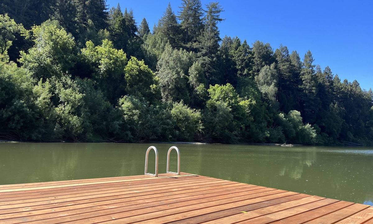Guerneville House | ~Riverfront 3 Bed 2 Bath w/Gas Fireplace Hot Tub Dock & Boats. 3/4 mile to town~