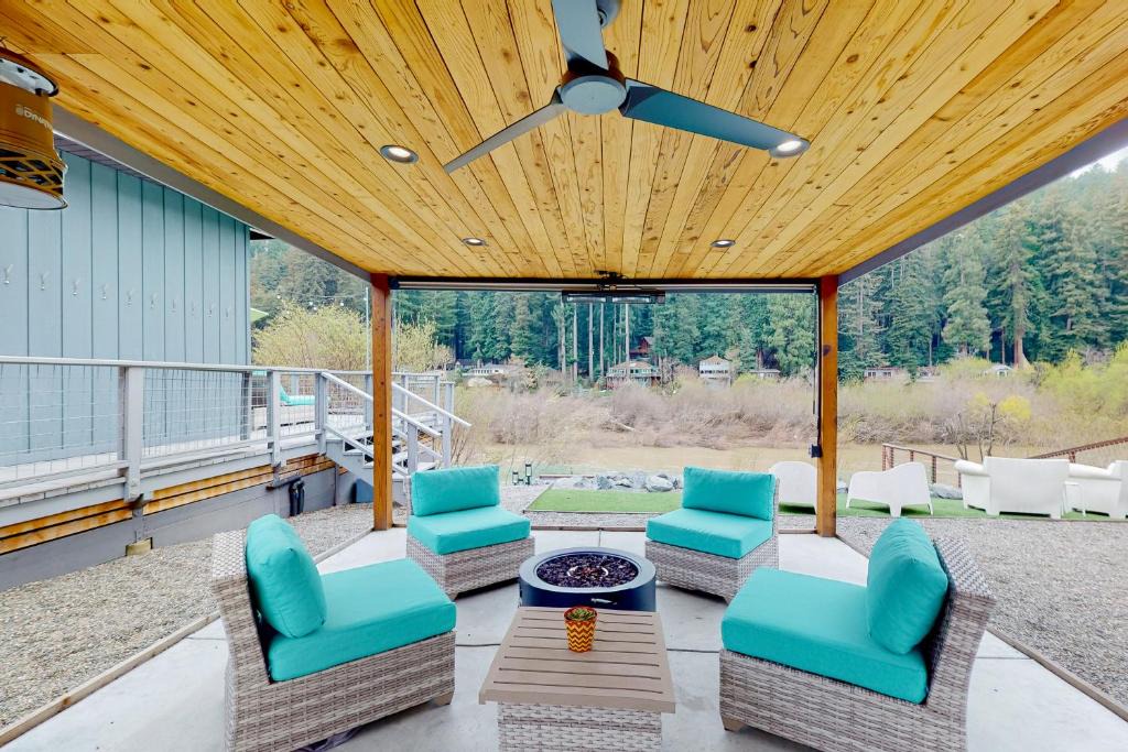 Monte Rio House | Riverfront Escape