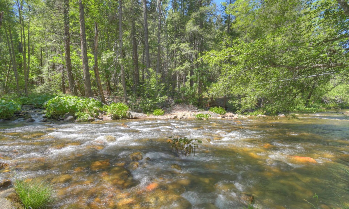 Harden Flat House | Riverfront House 5 miles to Yosemite! THE closest to the Hwy 120 gate. 3 bdrm AC