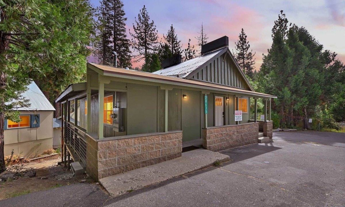 Strawberry Cabin | Rivers Resort Cabin #1 "Millport"