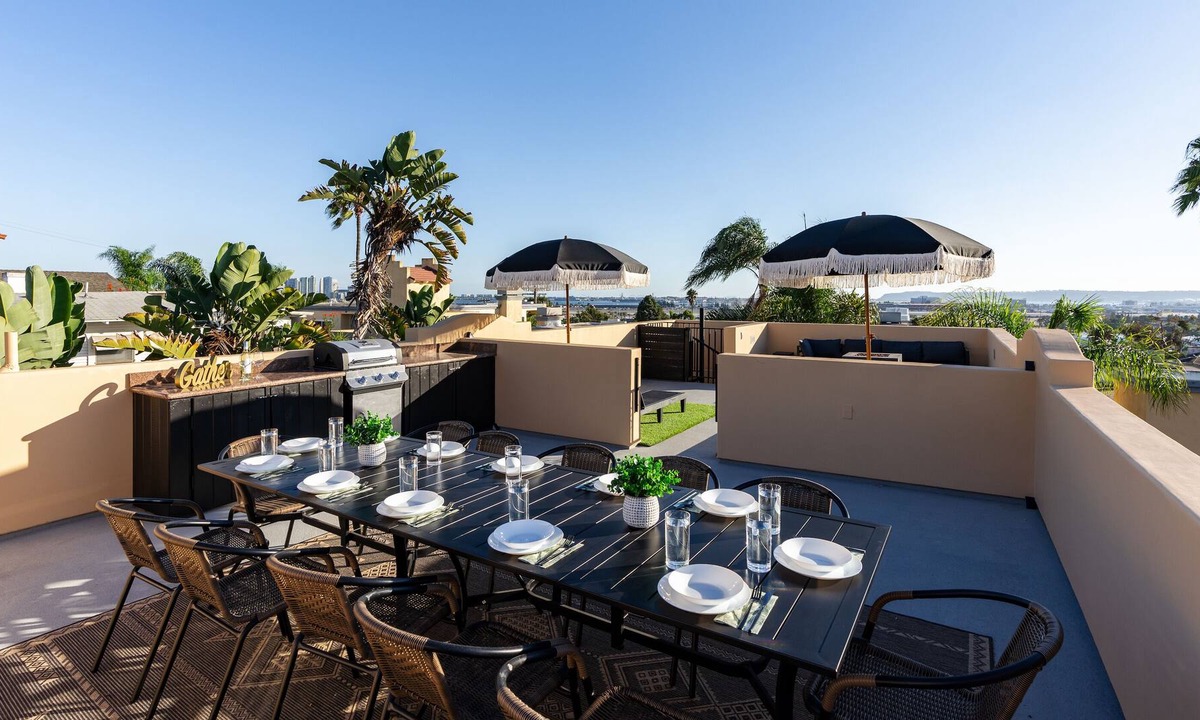 Mission Hills House | Rooftop City/Water Views - Jacuzzi - King Beds - Central Location