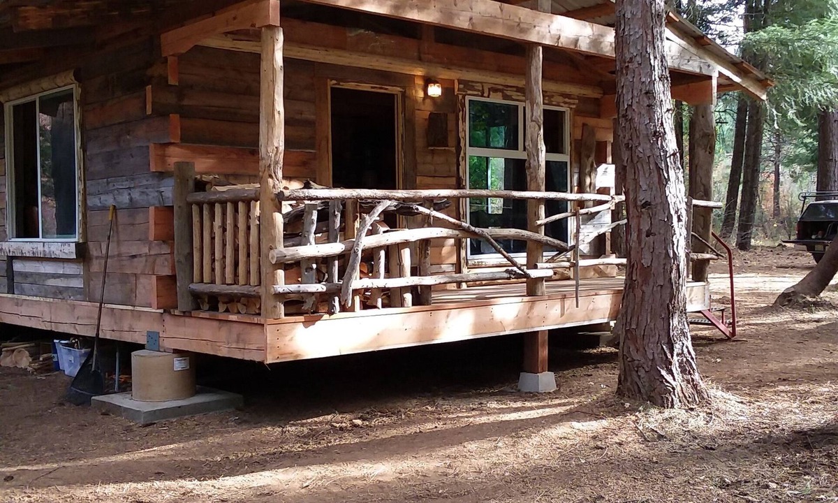 Nevada City Cottage | Rustic mountain retreat - escape to a hand-built cabin in the woods