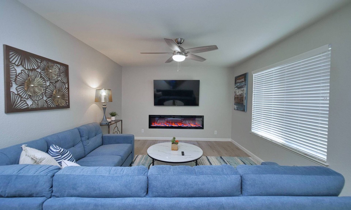 Sacramento House | Sacramento 4 Bedroom Family Home with Pool + Fire Pit