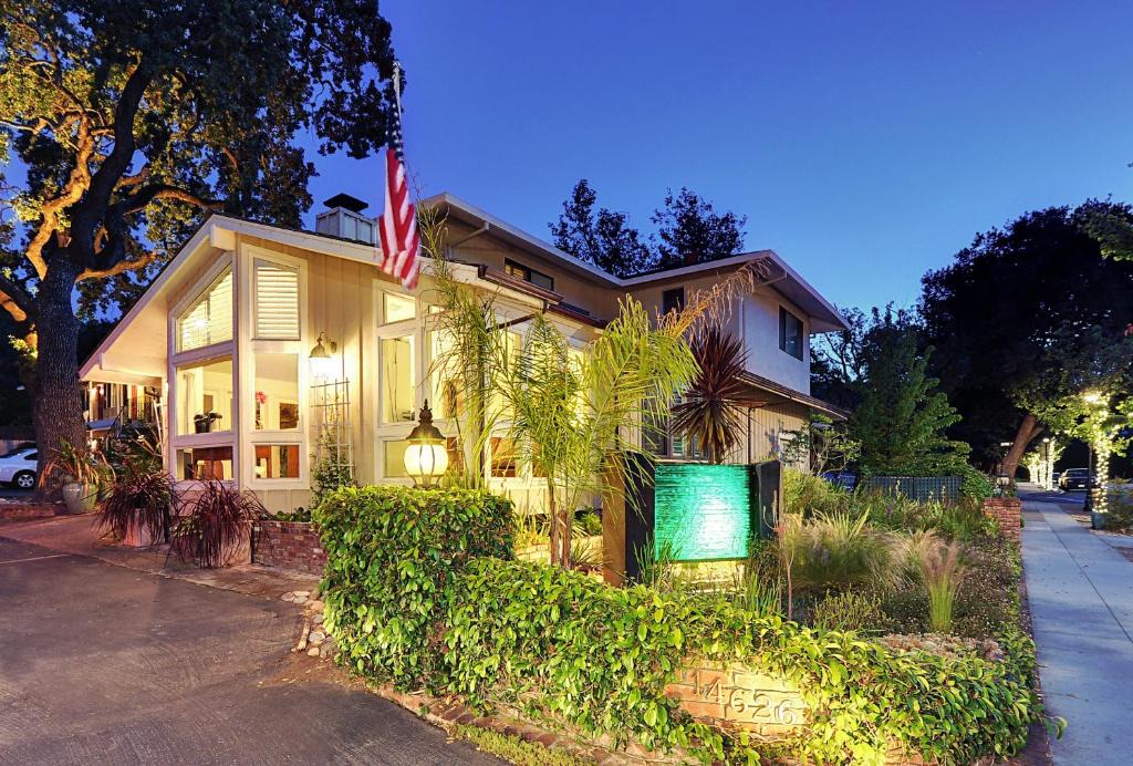 Saratoga Hotel | Saratoga Oaks Lodge