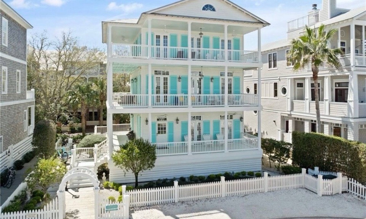 East Beach House | Savannah Cottage SSI-Family Run-Steps to Beach-Heated Pool-Golf Cart Rental