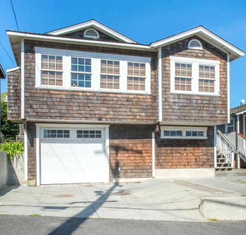 Dillon Beach House | Sea Breeze! Walk to Beach! In the Village! BBQ! Fast WiFi! Dog Friendly!