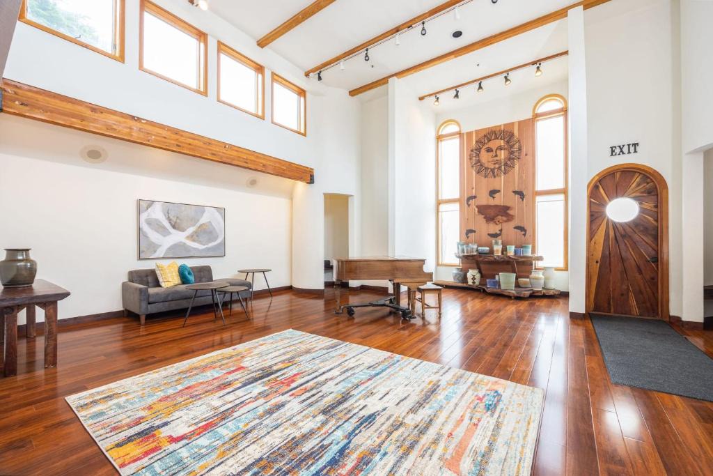 El Granada House | Seaside Art Gallery Loft Inspire Your Creativity with Breathtaking Views!