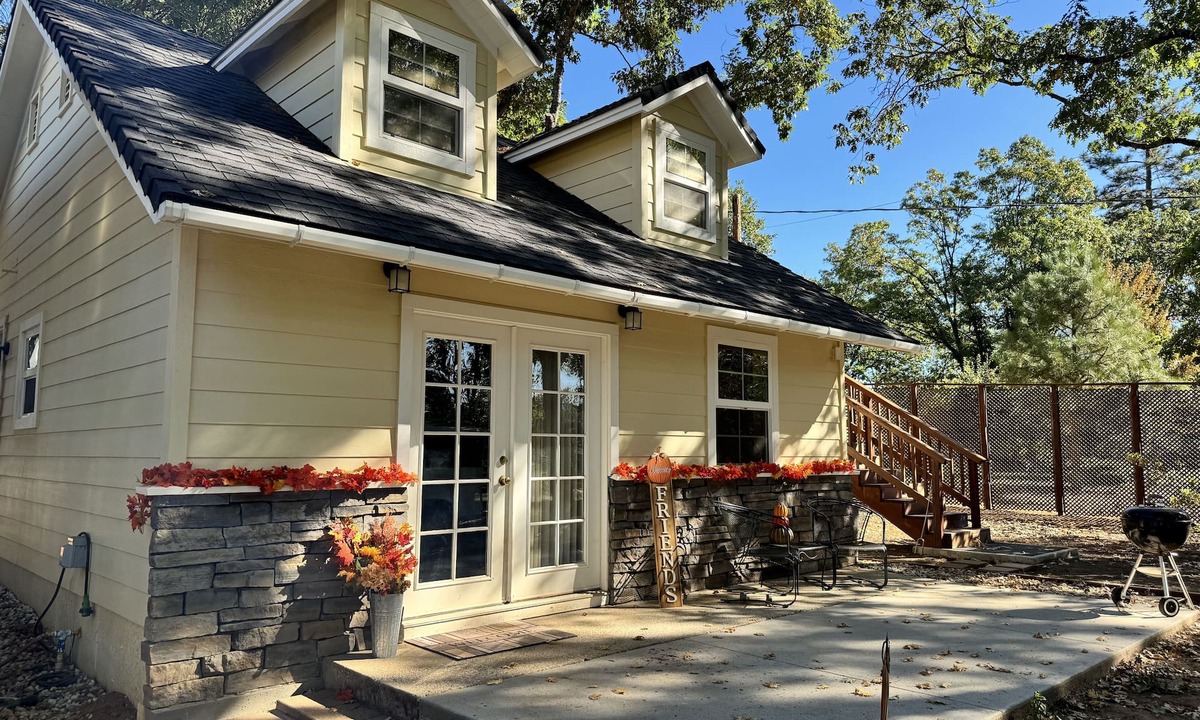 Chicago Park House | Shady Knoll getaway. A peaceful escape in the mountains.
