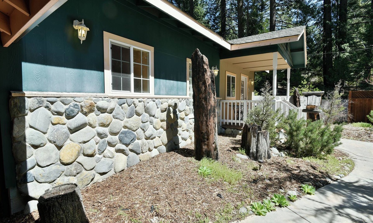 Mount Shasta Ski Chalet | Shasta Cottage, A romantic get-away in Mt. Shasta.