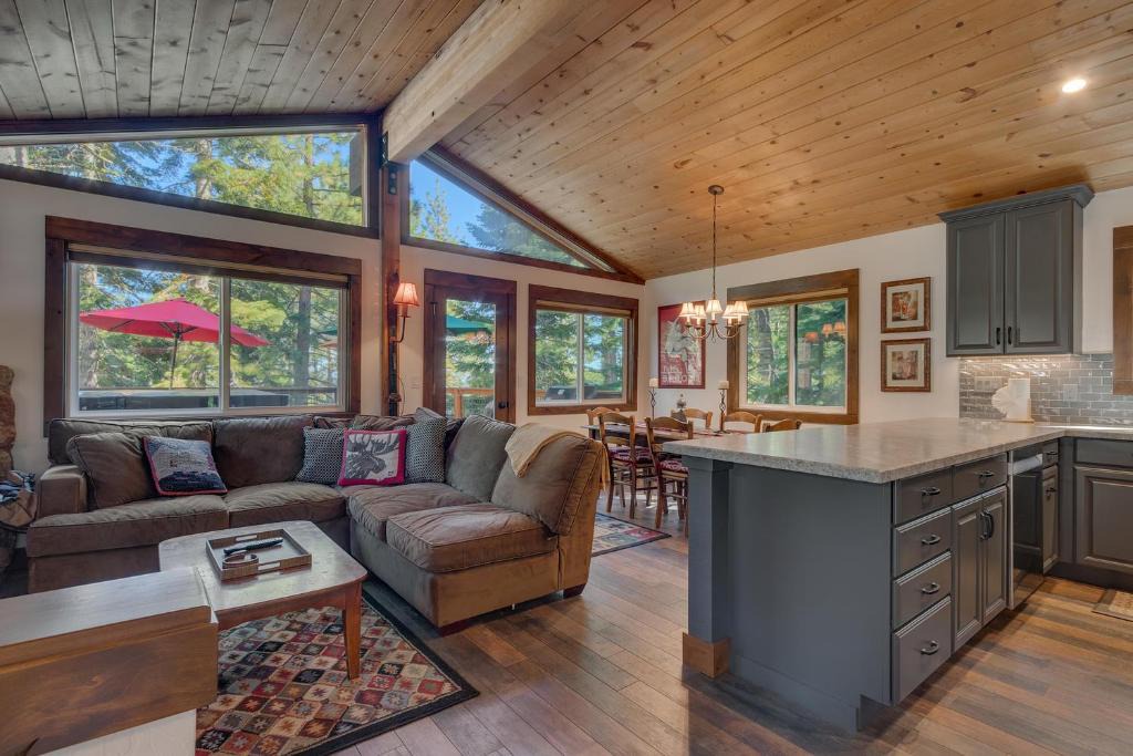 Talmont House | Silver Tip at Tahoe Park w HOA amenities - 3BR Pet Friendly, Hot Tub, Tahoe City