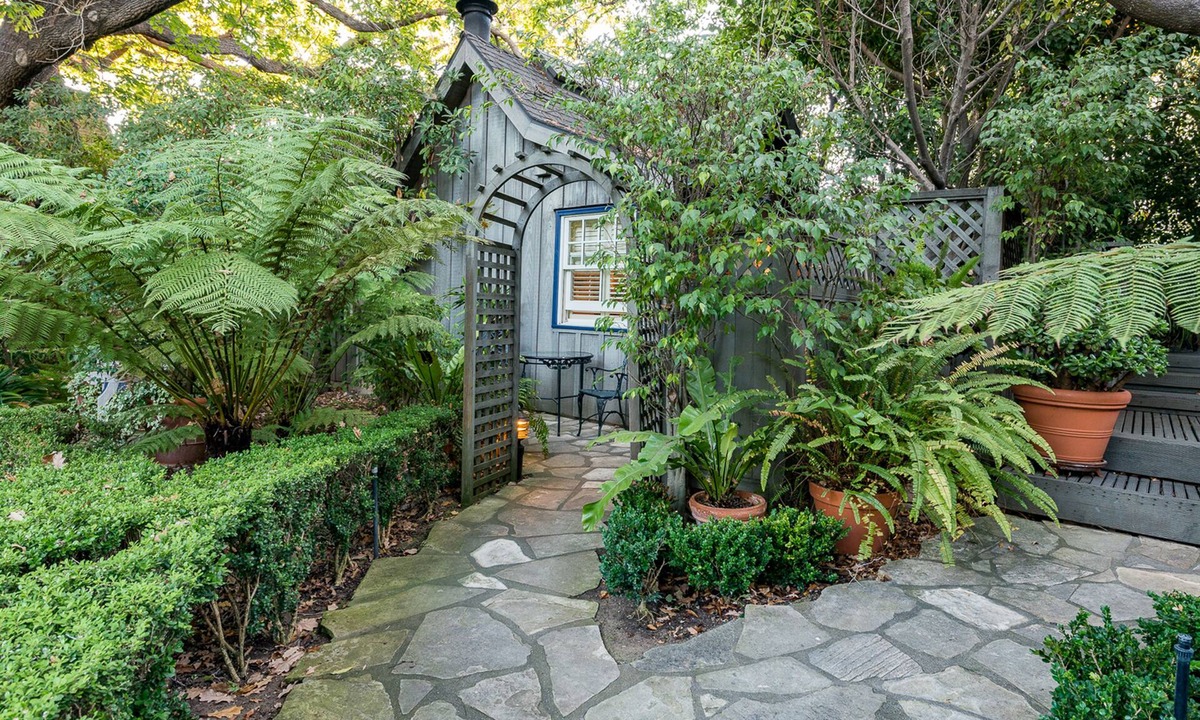 Upper East Bed & Breakfast | Simpson House Inn
