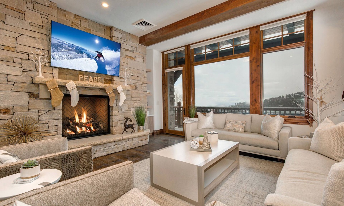 Empire Pass Condo | Ski-In/Ski-Out Luxury Condo - Fitness center, hot tub, patio, BBQ + Fireplace!