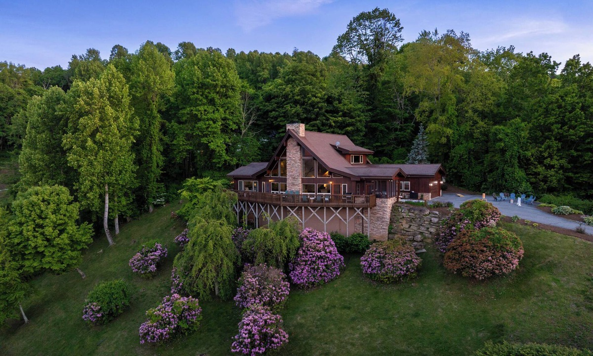 Sugar Grove Cabin | Skycrest Lodge | Ridgetop View, Game Room, Hot Tub