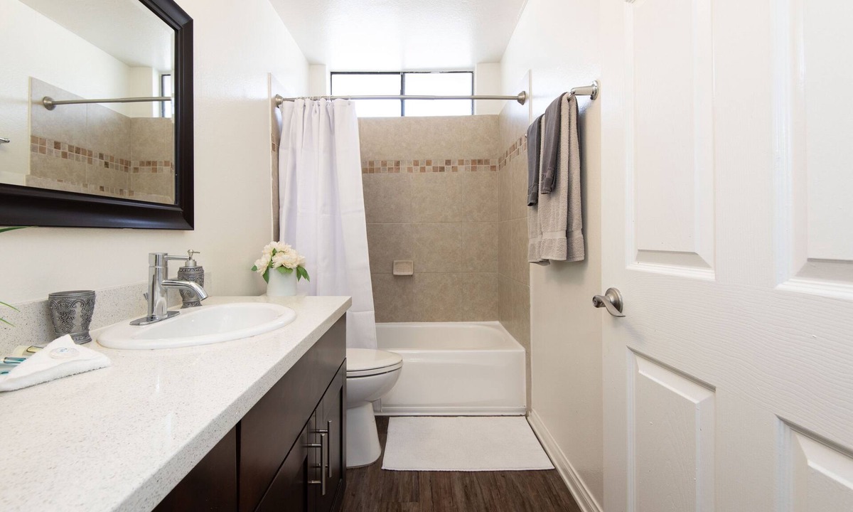 Norma Triangle Apartment | Skyline Views 1 Bedroom with Balcony & Pool