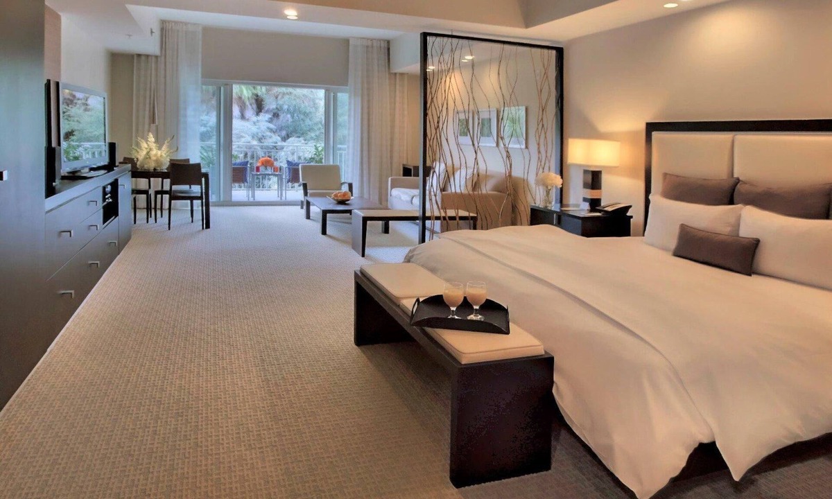 Doral Condo | Sleep, Golf, Repeat–King Studio w Kitchen in Doral