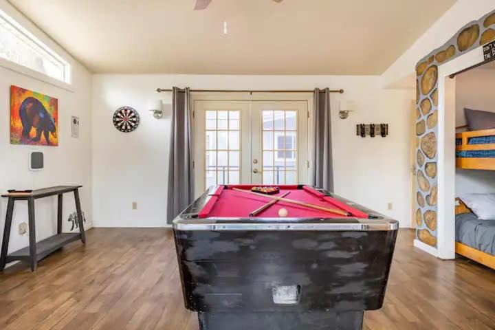 Oakhurst House | Sleeps 22 Pool table Hot Tub shuffle board darts