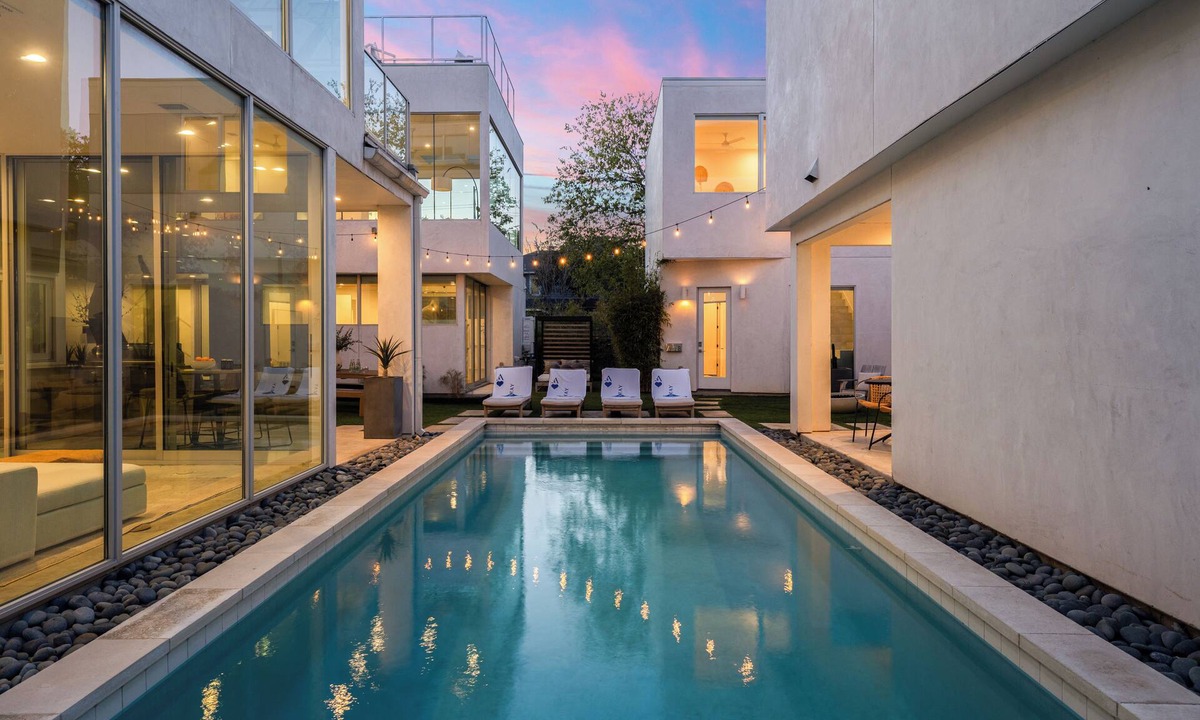 Bouldin House | Sleeps 32, Private Compound Hot Tub + Game Room + Sauna | Bouldin Collective