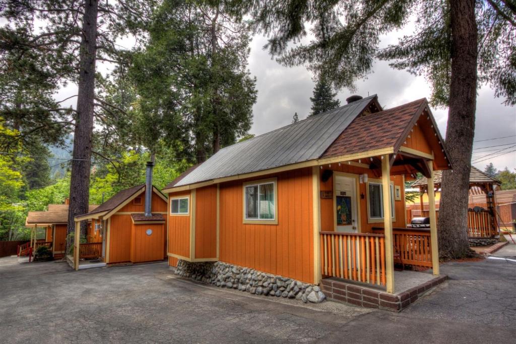 Crestline Cabin | Sleepy Hollow Cabins & Hotel