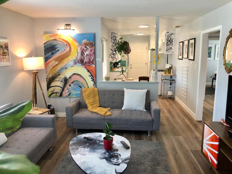 Southeastern Sacramento House | Smart Eclectic ART HOUSE near UC Davis Med Center
