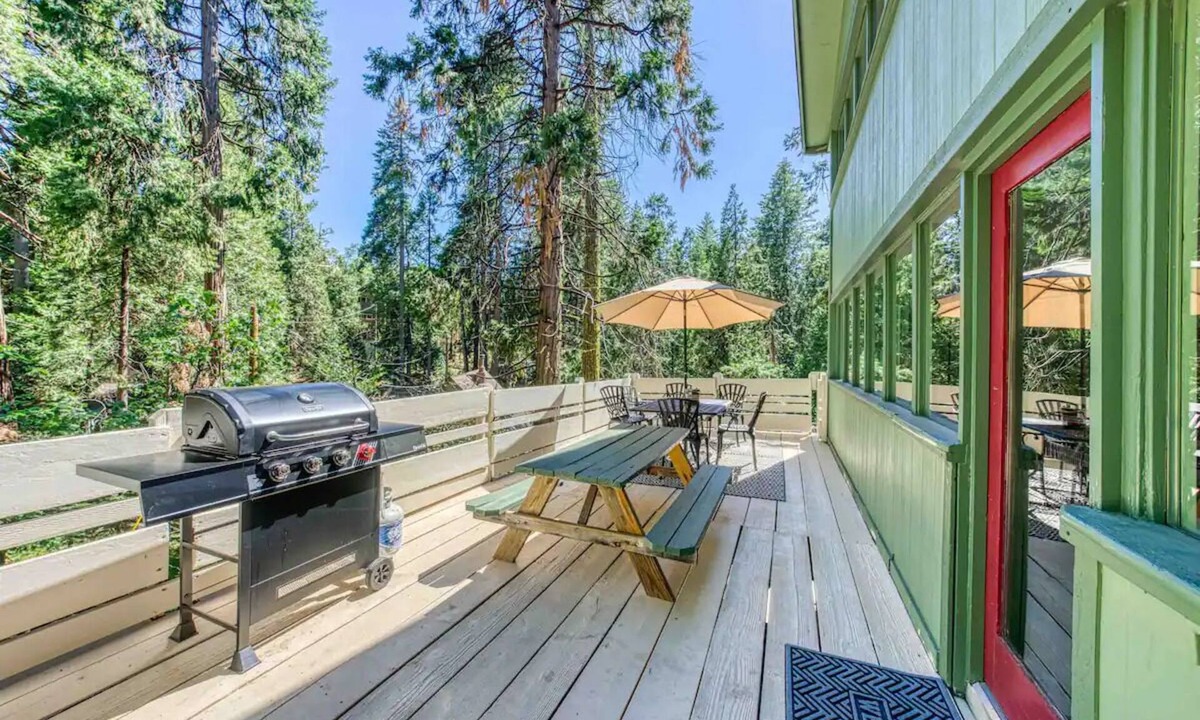 Sierra Cedars Cabin | Smoke Tree Getaway in Shaver Lake - Pet friendly!
