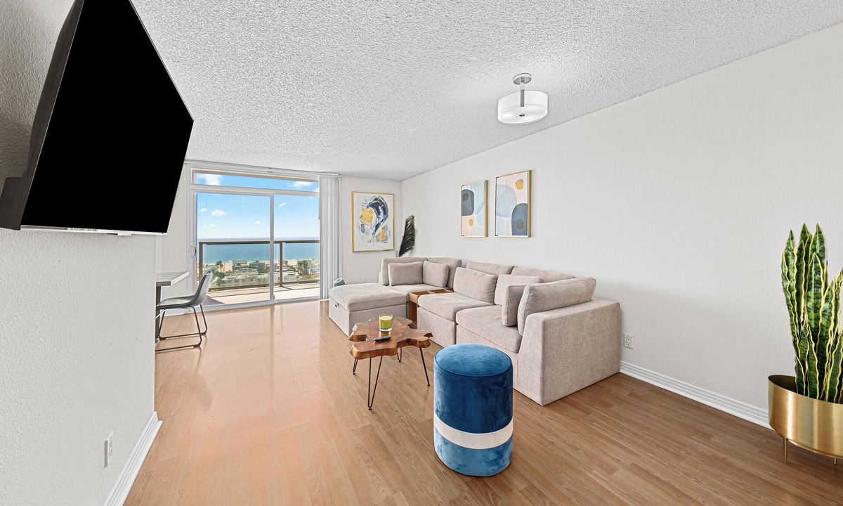 Marina Peninsula Apartment | Spacious 3-bedroom apartment with AC, fitness room in wonderful Marina del Rey