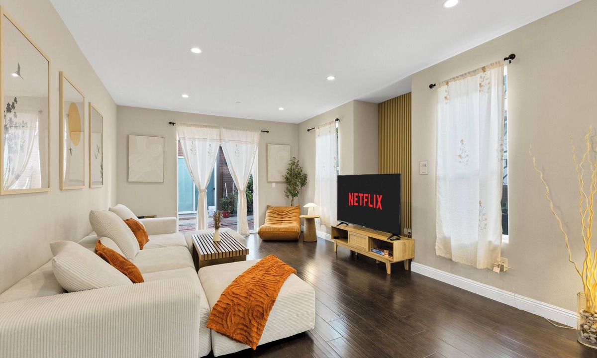 San Gabriel House | SPACIOUS 3-bedroom house FREE PARKING & Centrally Located Disney & Universal
