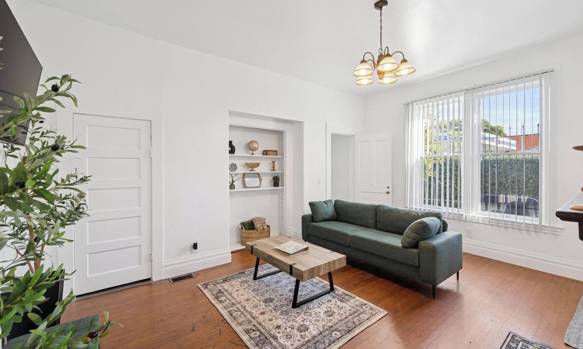 University Park House | Spacious 5BR Near USC + Private Loft Lounge Ideal for Families & Professionals