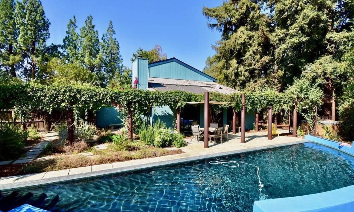 West Davis Manor House | Spacious Designer House with a Garden Yard