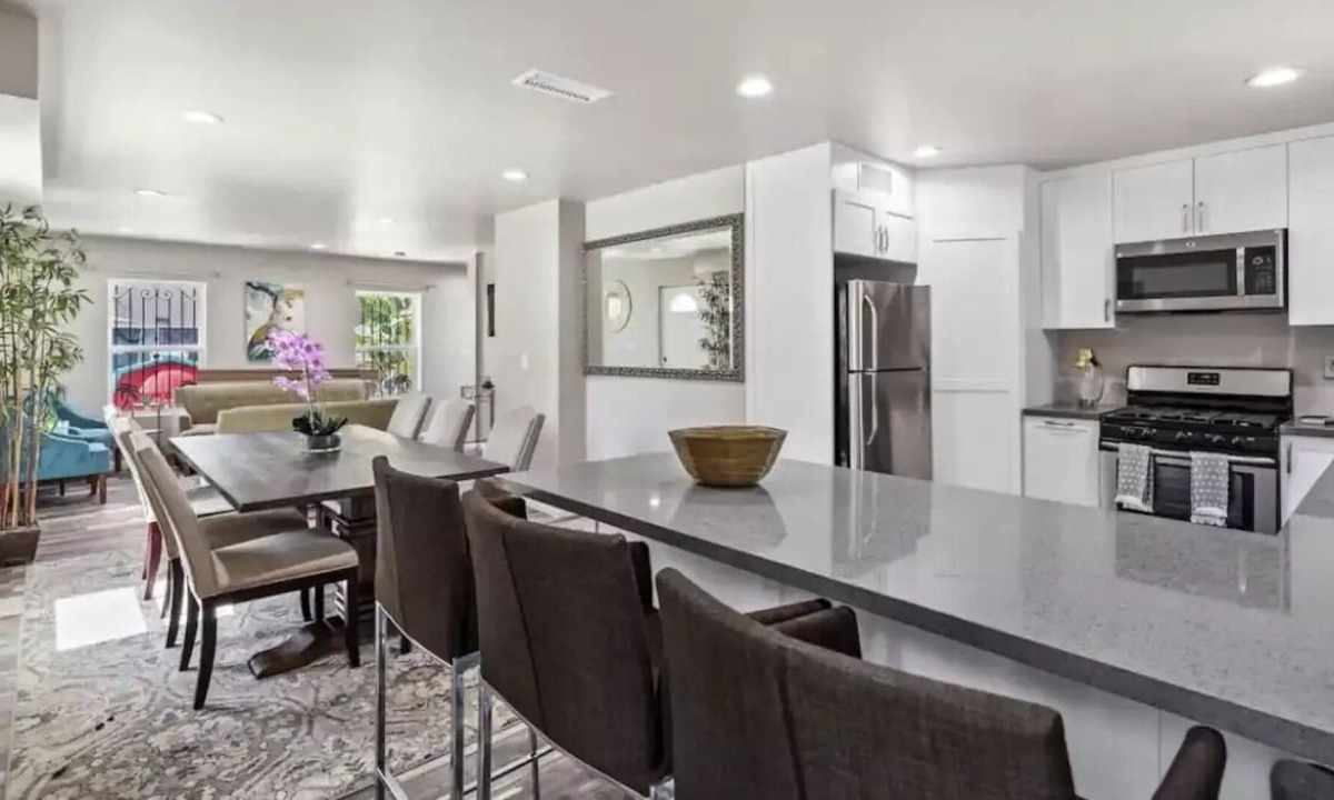 Valencia House | Spacious family home private entry near six flags