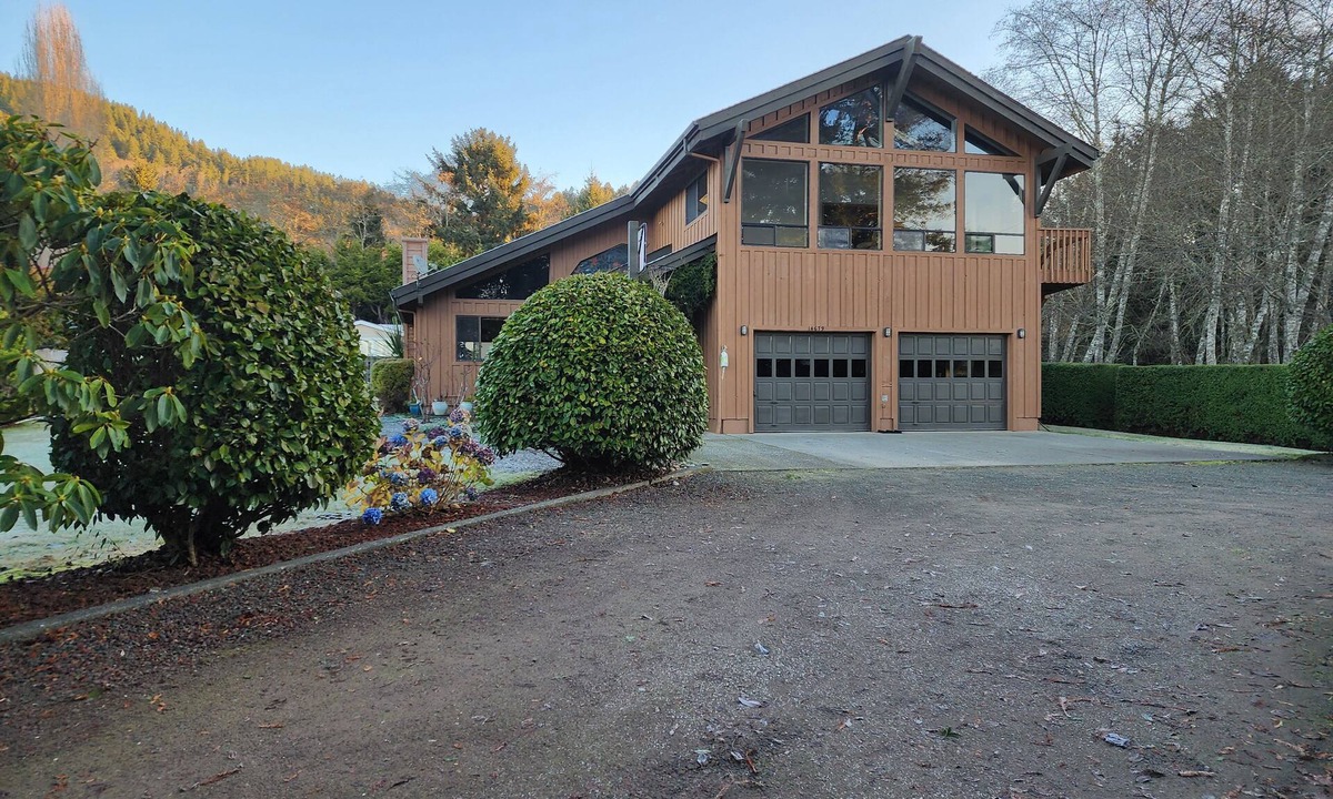Brookings House | Spacious home with large yard and hot tub- Nearby beach access and dog Friendly!