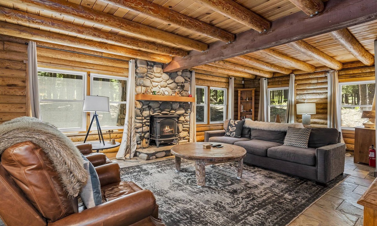 Truckee House | Spacious Log Cabin, Private Hot Tub, Arcade, EV Charger, Shared Pool, Near Lake