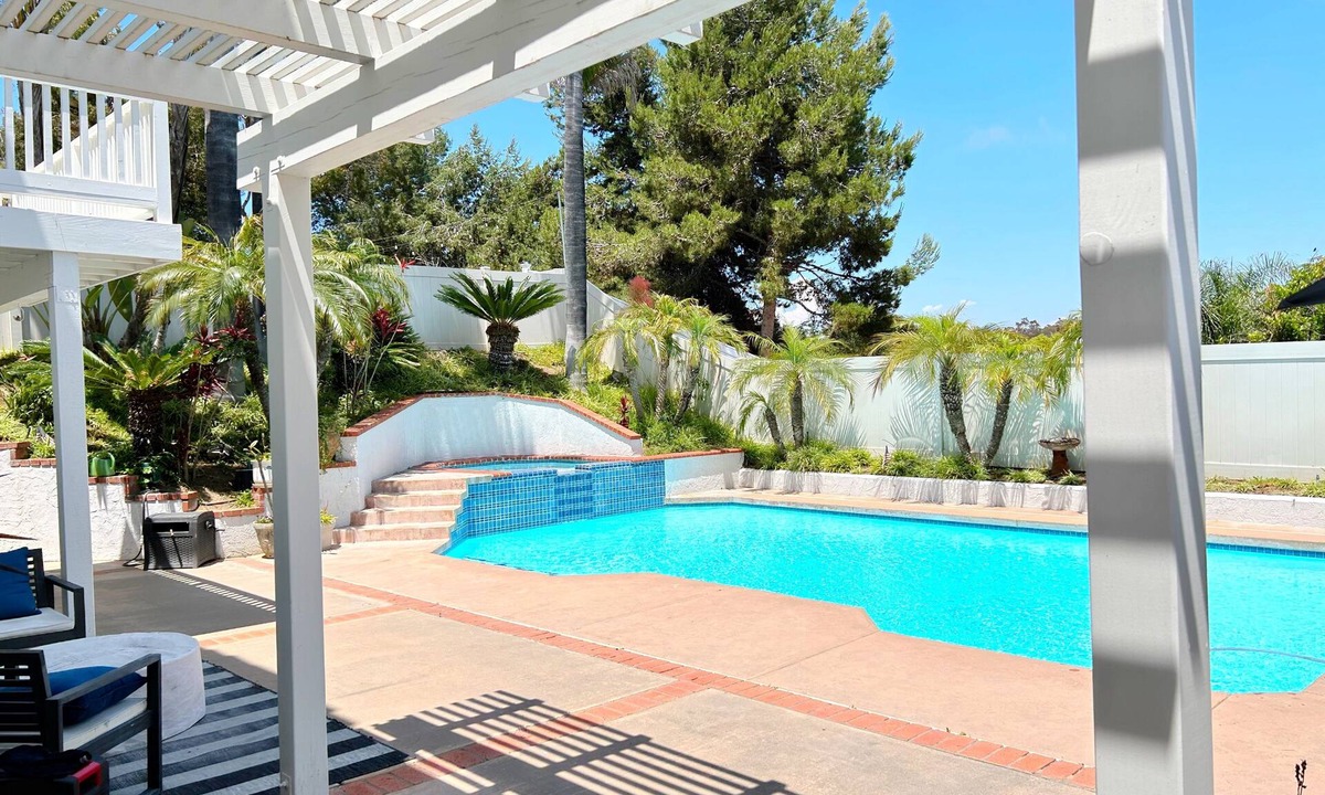 Vista House | Spacious Poolside Oasis - Right Next to Beach and Legoland