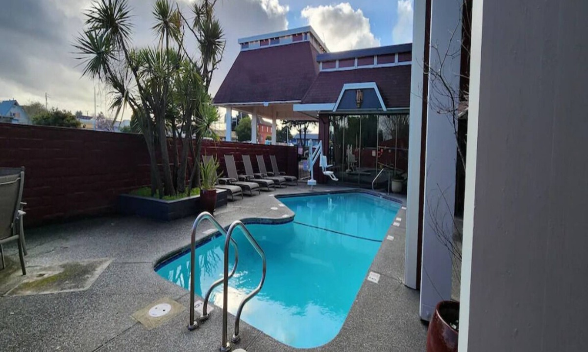 Downtown Hotel | Spacious Queen Room w/Relaxing Surroundings Near Downtown Eureka