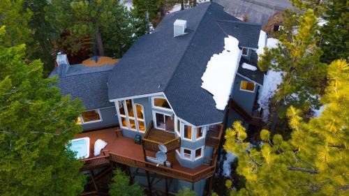 Truckee House | Sparrow by AvantStay Modern Mountain Retreat w Hot Tub Pool Table Games