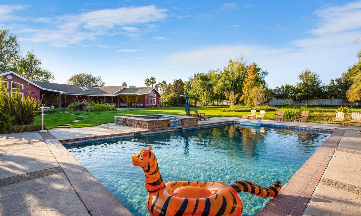 Santa Ynez House | Spectacular Vineyard Estate with Towering Palm Trees and Picturesque Vines!