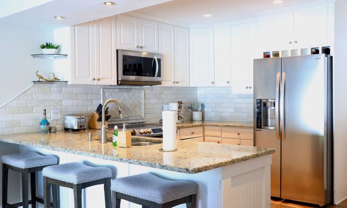 Southside House | ~Spring Ease Sleeps 8 Heated Pool & Shade~