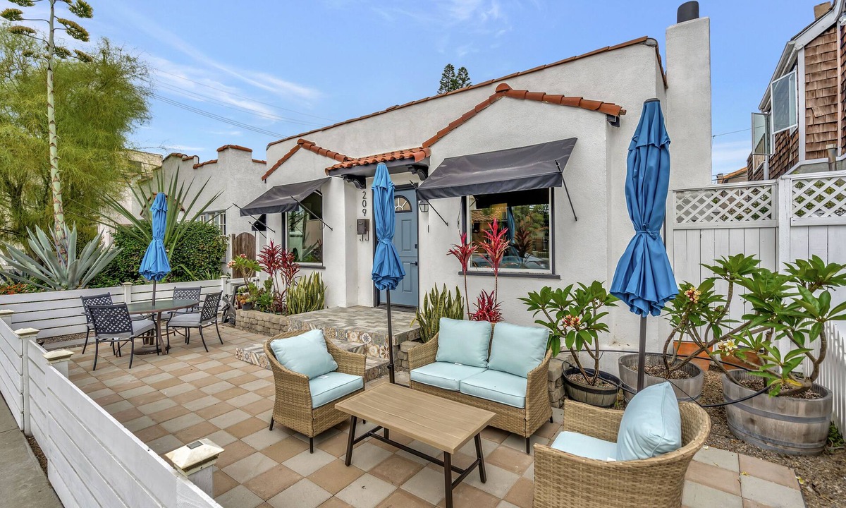 Belmont Shore House | Steps to 2nd Street Dining and Shopping, Entire House In Belmont Shore