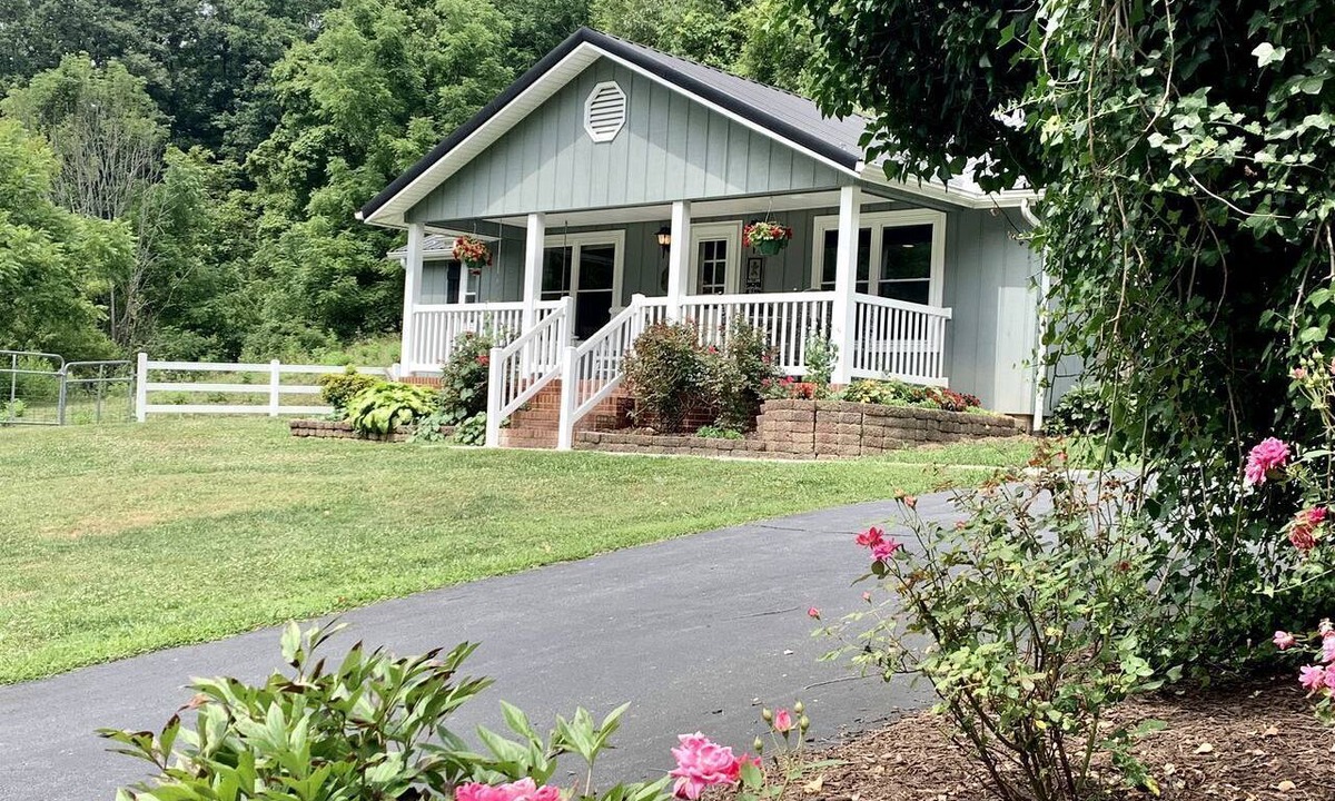 Sugar Grove Cottage | Stunning Secluded Cottage with Hot-tub in Breech House, North Carolina