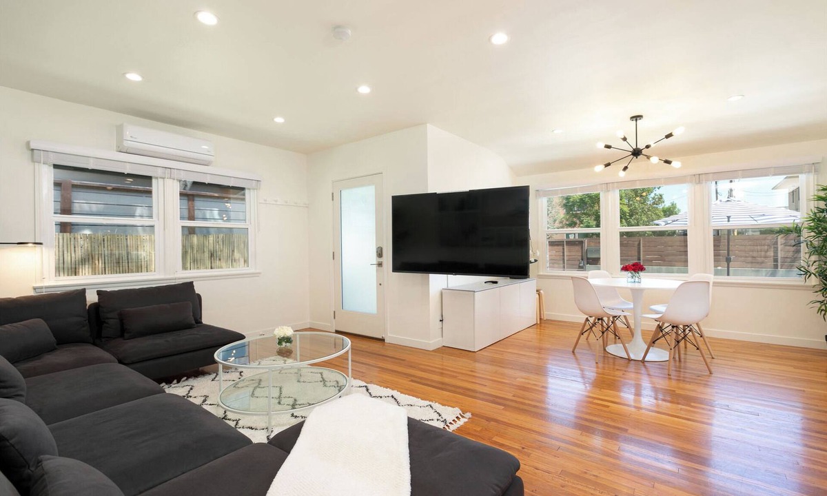 Venice House | Stunning Venice Hideaway with Private Deck & Yard! Minutes to everything!