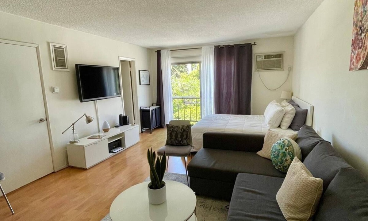 West Hollywood Apartment | Sunset Studio Retreat