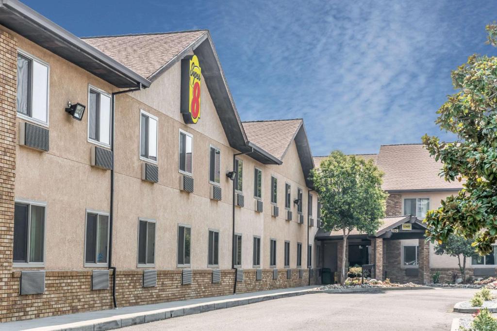 Redding Hotel | Super 8 by Wyndham Redding