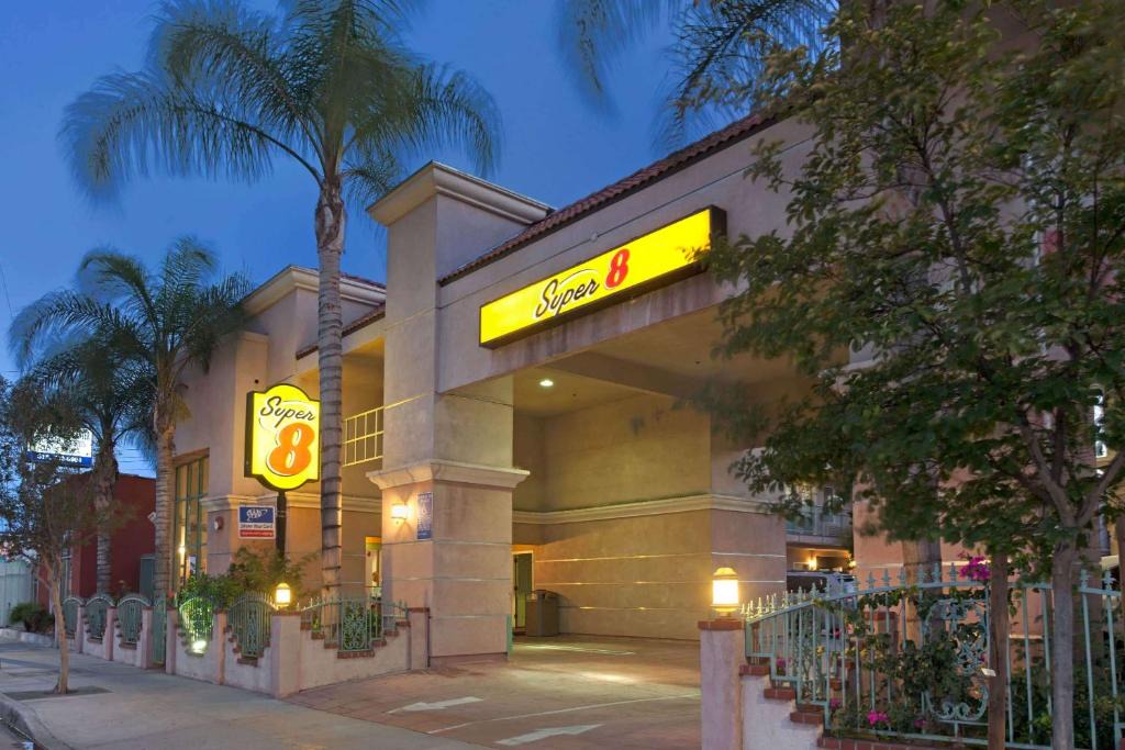 North Hollywood Hotel | Super 8 by Wyndham North Hollywood