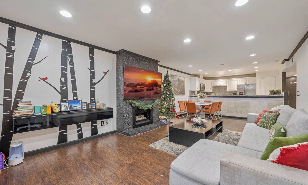 The Flats House | Super Convenient Condo by Hollywood Walk of Frame