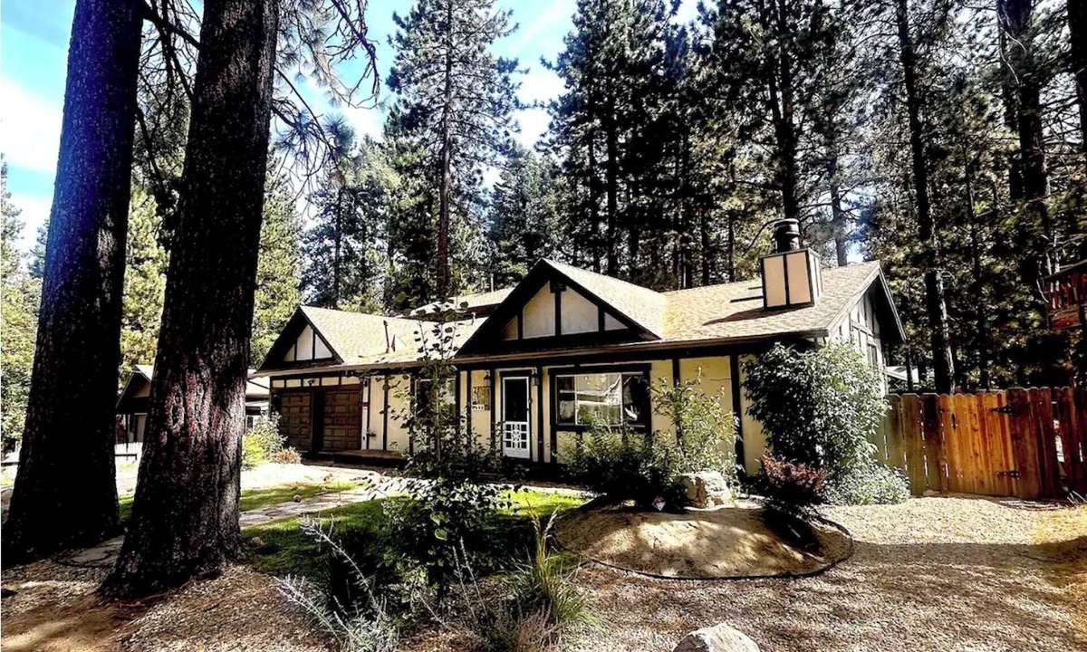 Tahoe Island House | Tahoe Delight: 5BR, Hot Tub, Sauna, Pool Table & Big Yard ! Close to beach
