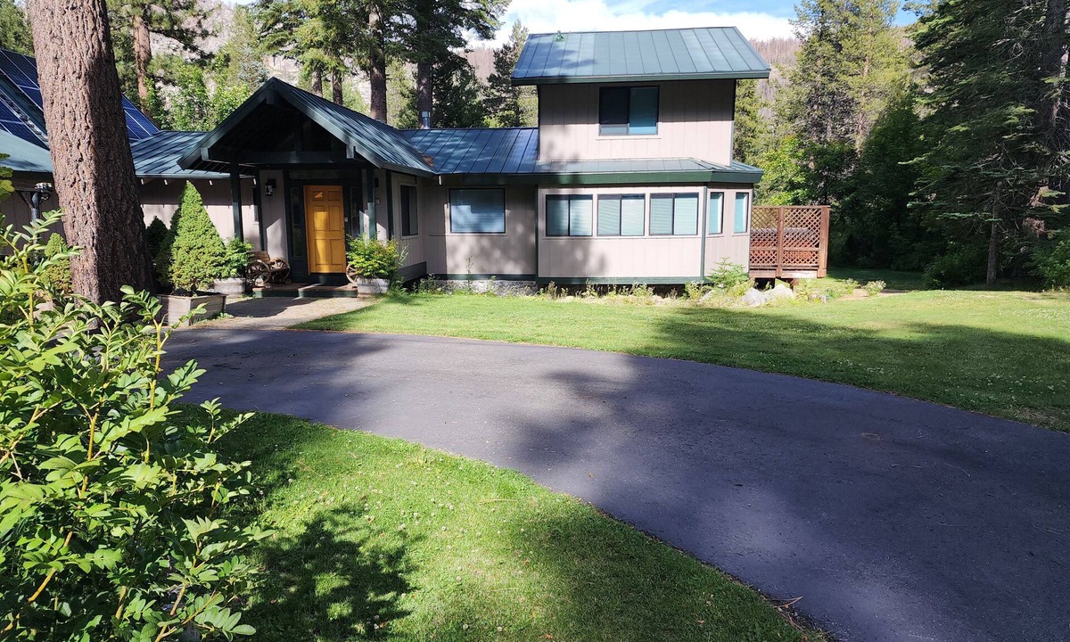 Christmas Valley House | Tahoe River House with Hot Tub on private two riverfront acres