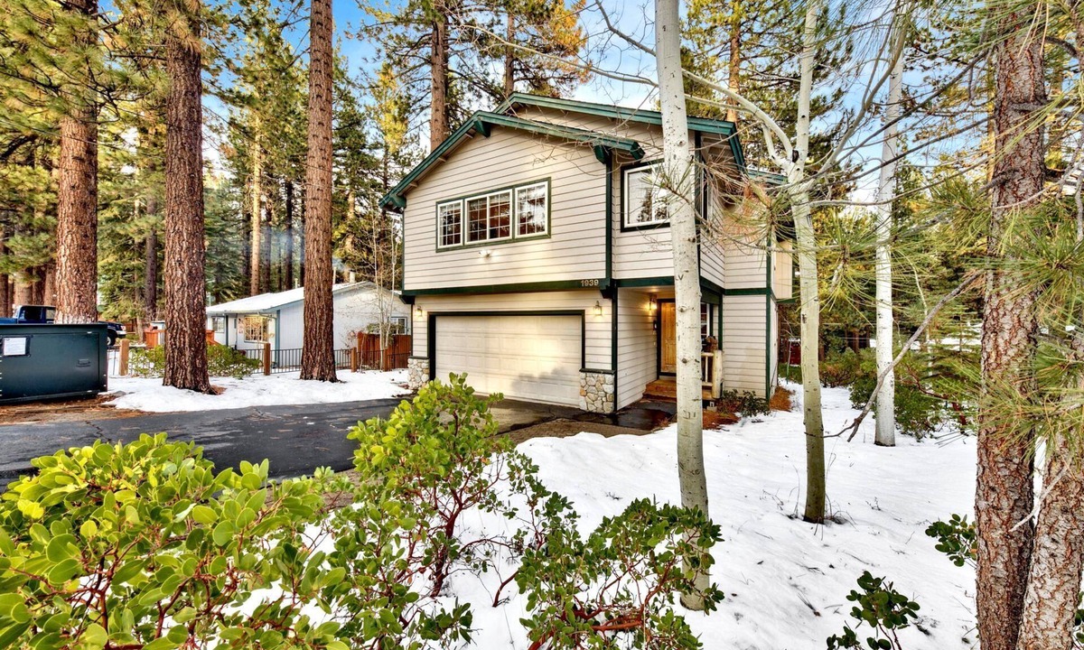 Pioneer Trail House | Tahoe Themed 3 Bedroom (plus bonus) well maintained!