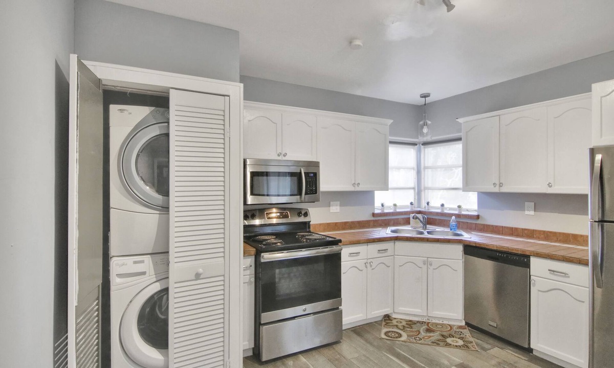 Tarpon River House | Tarpon River Getaway – Modern 2 BDR on Water w/Shared Pool, 15 Min to Beach!