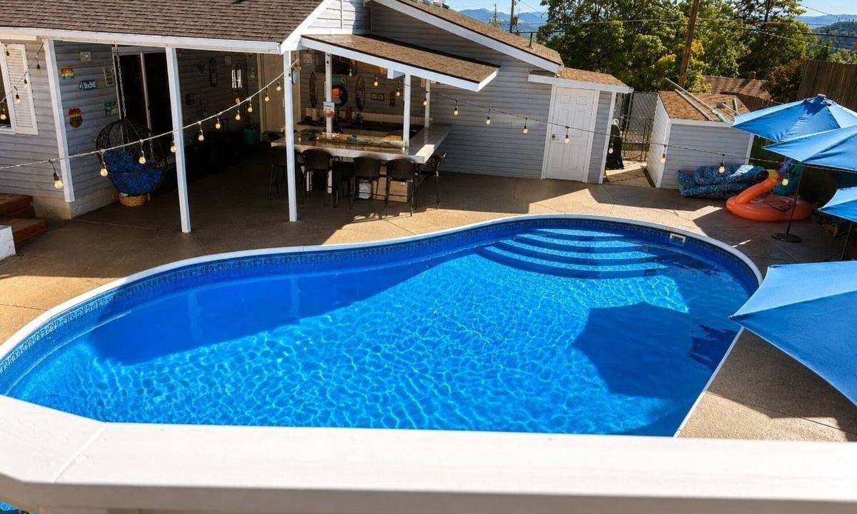Grants Pass House | The Beacon Retreat Pool, Hot Tub, Outdoor Kitchen, Sleeps 9