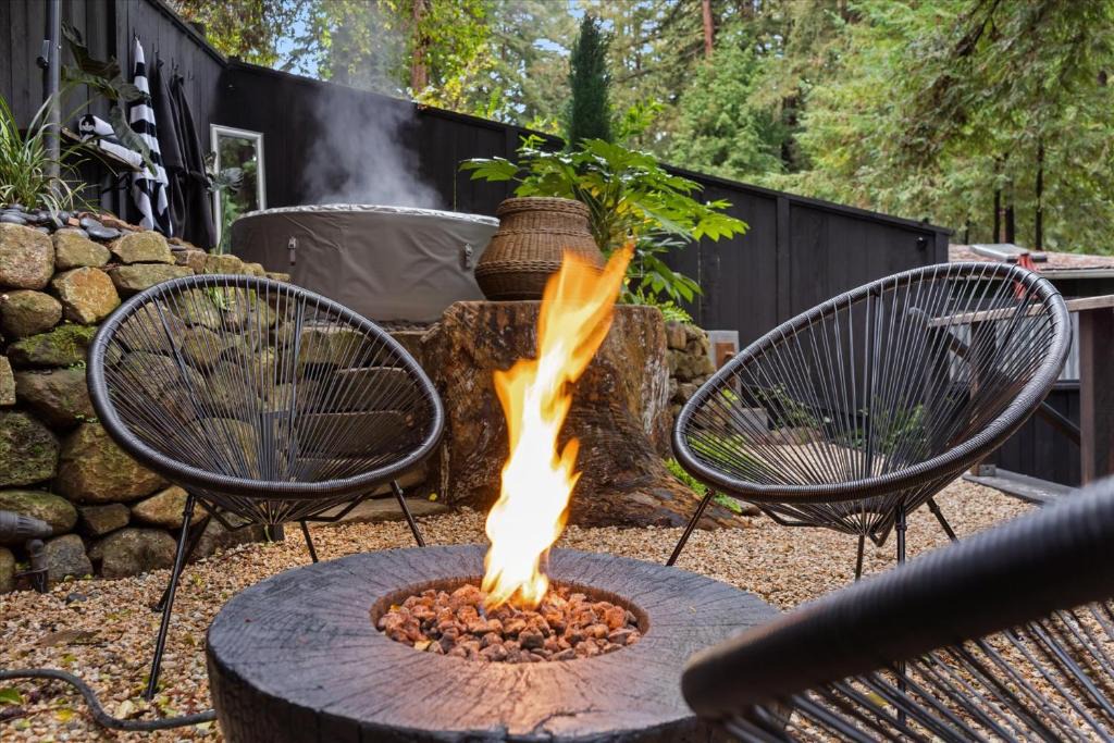 Guerneville House | The Black Nest - Hot Tub Romantic Getaway
