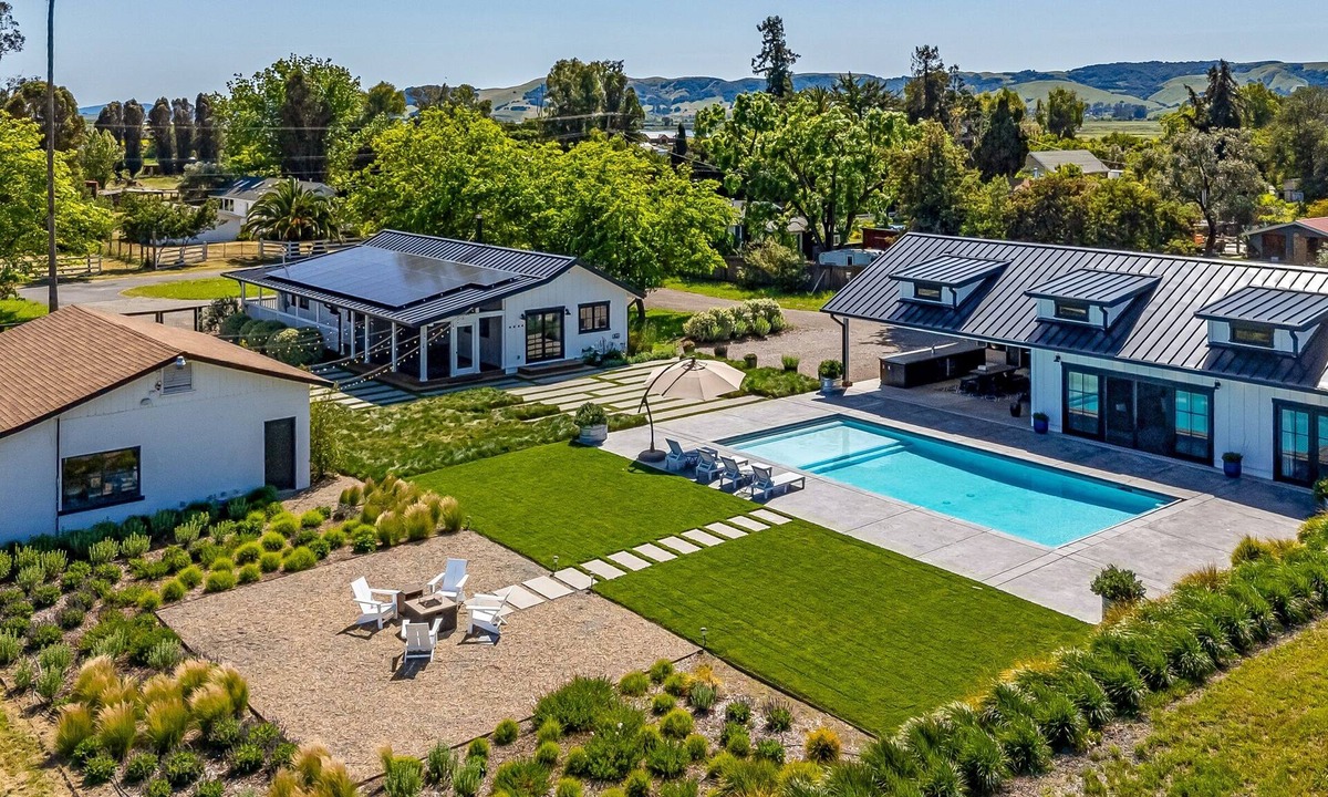 Sonoma House | The Carneros Vineyard Estate Pool + Outdoor Kitchen